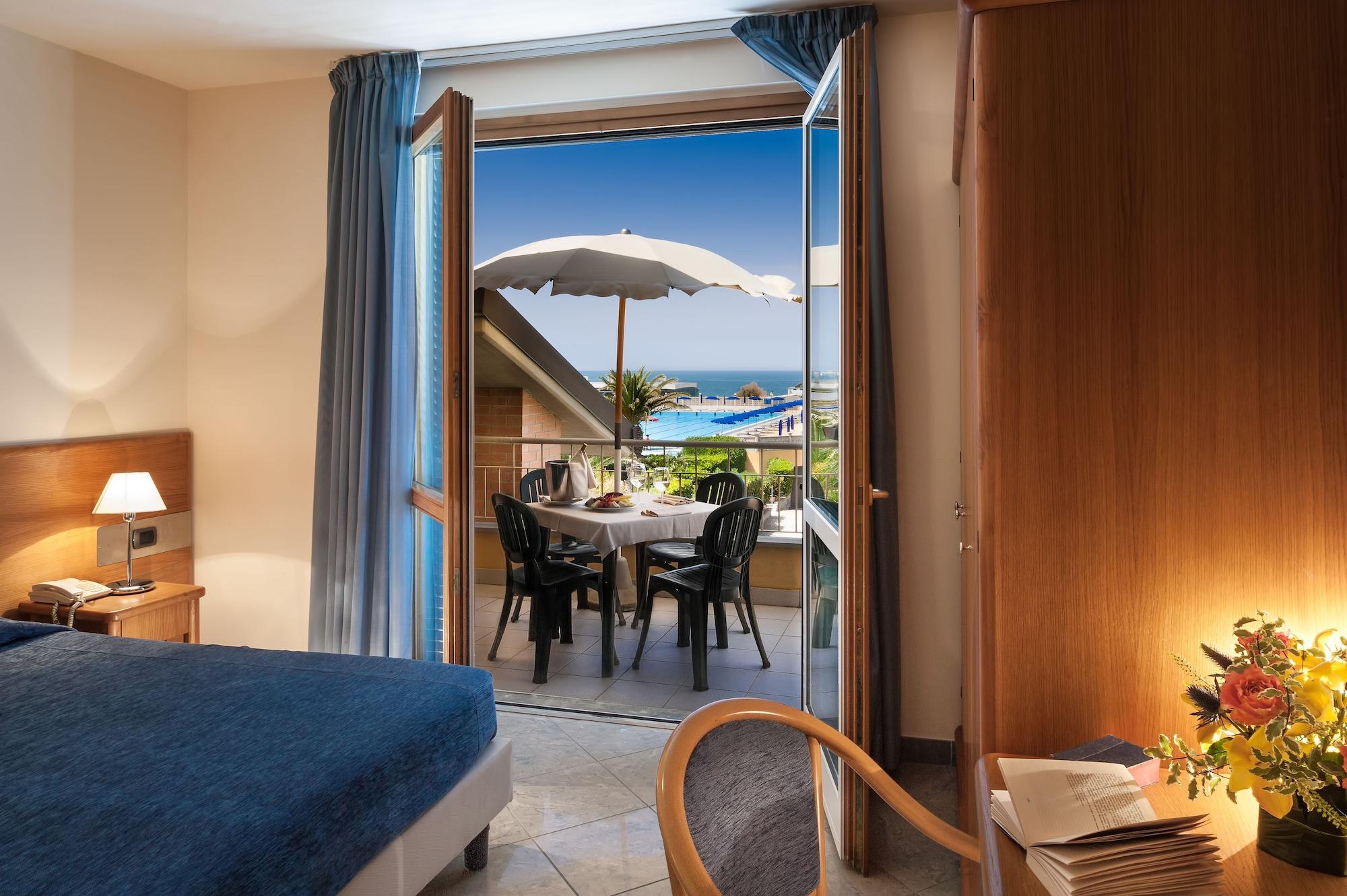 Continental Resort Tirrenia Bagian luar foto