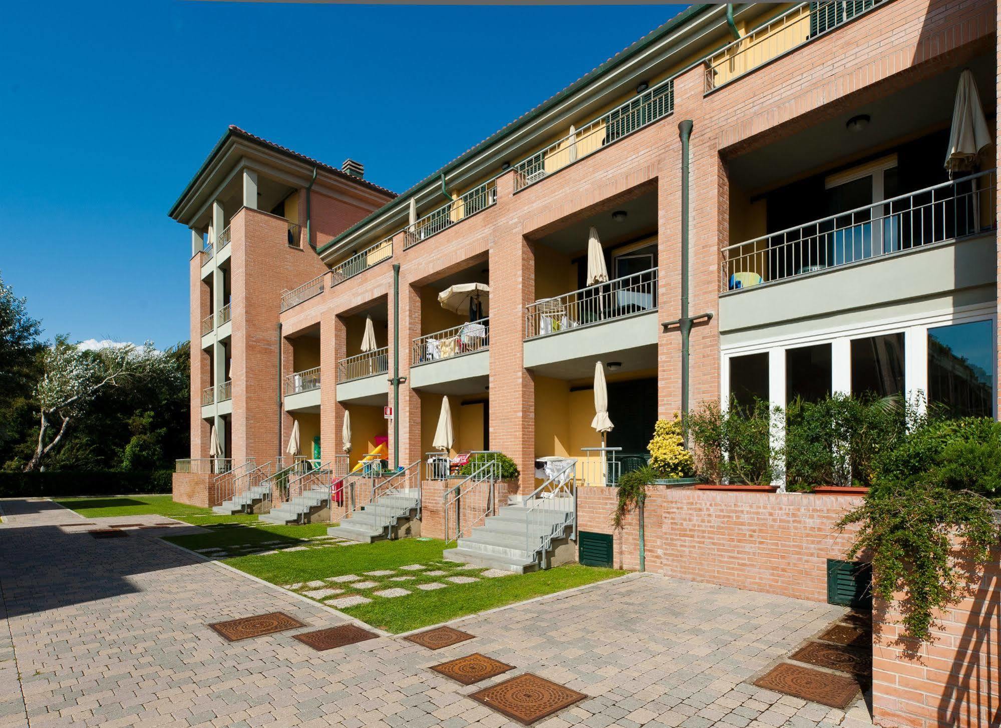 Continental Resort Tirrenia Bagian luar foto