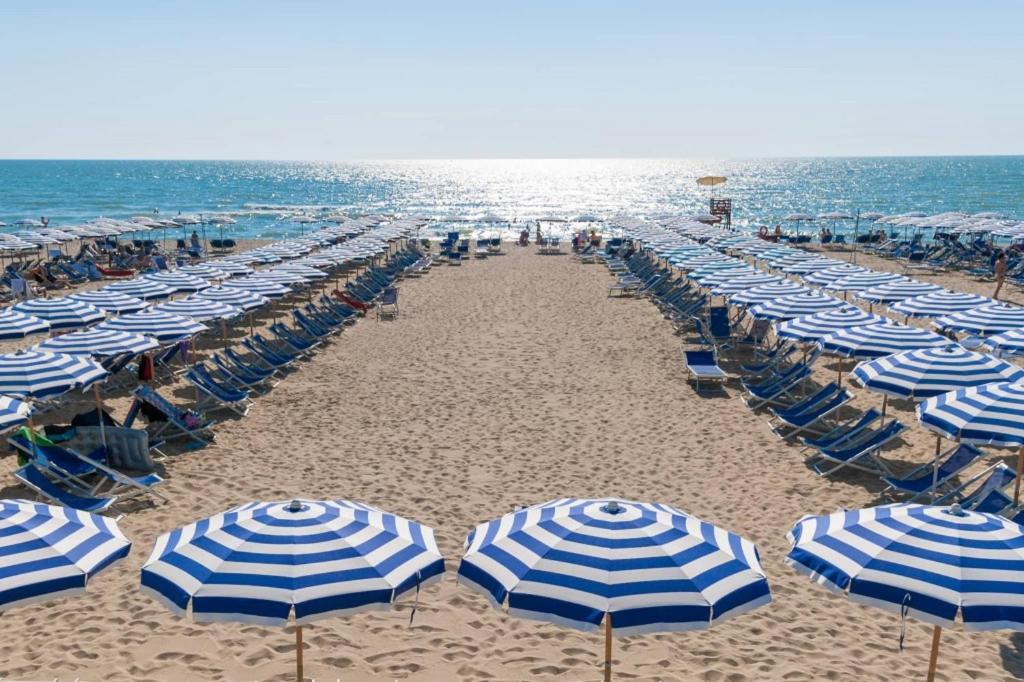 Continental Resort Tirrenia Bagian luar foto